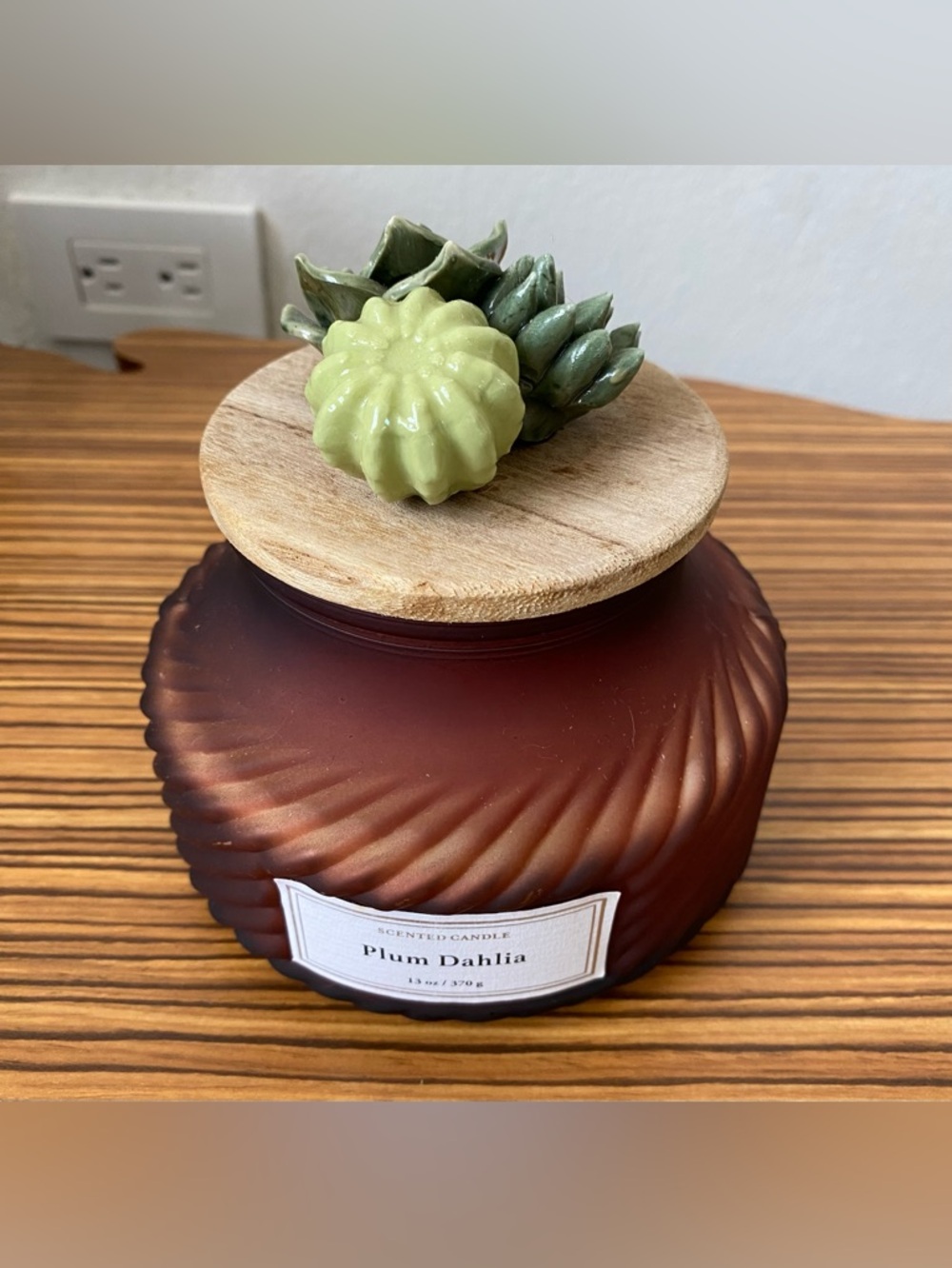 NWT Plum Dahlia Scented Candle with Wooden Lid and Decorative Top